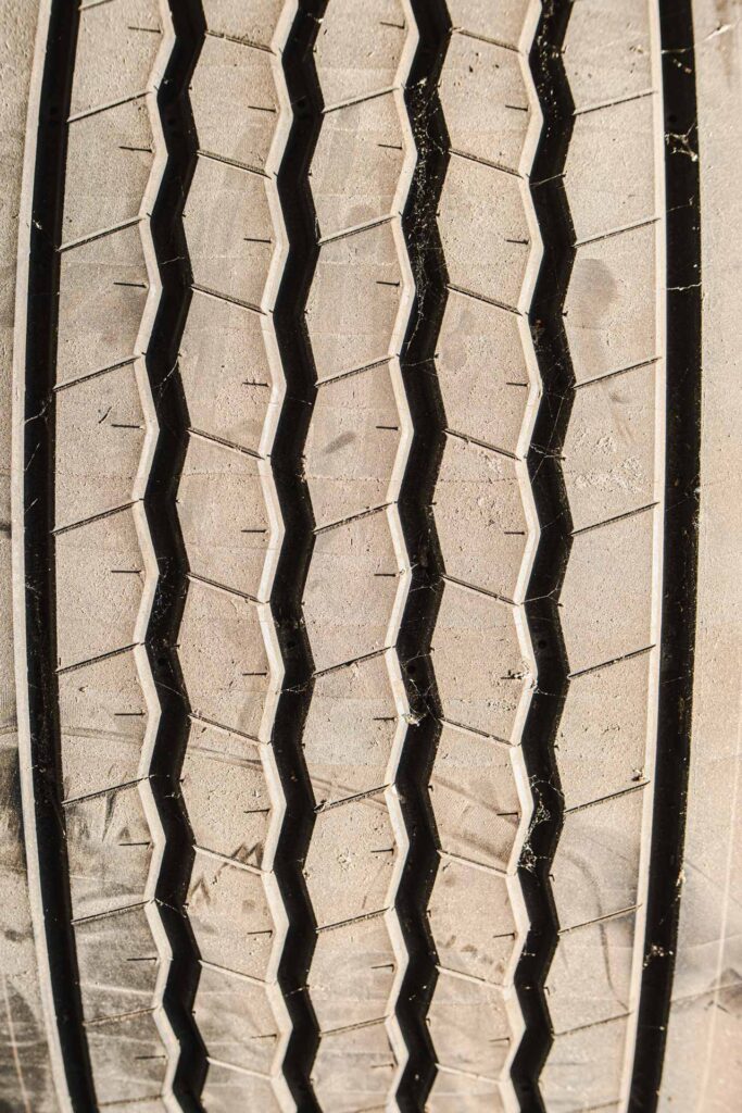 Montage pneus poids lourds - Poids Lourds Loveriens Bernayens