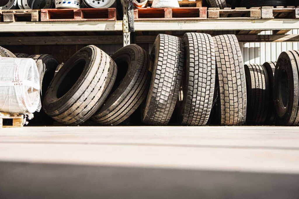 Montage pneus poids lourds - Poids Lourds Loveriens Bernayens